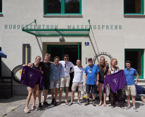 Ein Team von Menschen vor dem Eingang des PPÖ Bundeszentrums Wassergspreng: Parcival, 2025