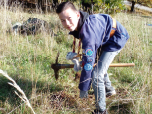 Graben beim Pflegetermin am Giesshuebl Dänischer Pfadfinder mit Spitzhacke beim Pflegetermin am Giesshuebl