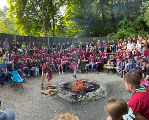 Viele Pfadfinder*innen in der Lagerfeuerarena des BZW